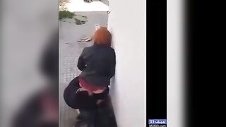 مراهقة عربية بتلعب في الشارع وتعطي الجمهور عرض مثير - سكس