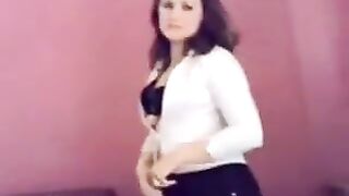 تعالي شيلين ملابسك .. ولا لا خليك بهن .. سكس عراقي