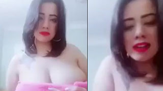 مصرية مش متزنة وبتعمل حركات غريبة، سكس