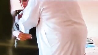 رجل كويتي قاعد يلعب ببزاز خادمته مقابل إنه يعطيها شوية فلوس - سكس