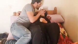 عجبكوا الميلف المصرية؟ شوفتوا كيف بتغازل عشيقها ببكلام الحلو والمداعبات الناعمة! سكس