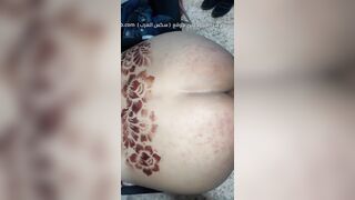 شاب ليبي رسّم على مؤخرته بالحناء ويتعرض لموقف غريب مع شرطي - سكس